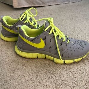 Nike shoe - fits women’s size 8/8.5 - men’s 7